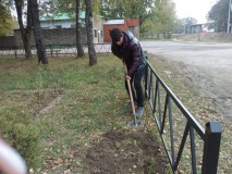 Уборка памятника ко дню посвященному освобождению Смоленщины воспитаниками Шаталовского детского дом - 2