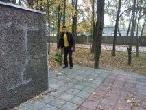 Уборка памятника ко дню посвященному освобождению Смоленщины воспитаниками Шаталовского детского дом - 4