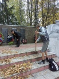 Уборка памятника ко дню посвященному освобождению Смоленщины воспитаниками Шаталовского детского дом - 5