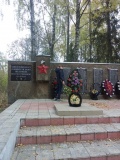 Уборка памятника ко дню посвященному освобождению Смоленщины воспитаниками Шаталовского детского дом - 9