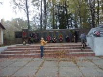 Уборка памятника ко дню посвященному освобождению Смоленщины воспитаниками Шаталовского детского дом - 10