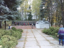 Уборка памятника ко дню посвященному освобождению Смоленщины воспитаниками Шаталовского детского дом - 13