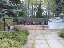 Уборка памятника ко дню посвященному освобождению Смоленщины воспитаниками Шаталовского детского дом - 14